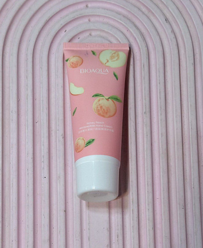 کرم مرطوب کننده دست هلو بیواکوا